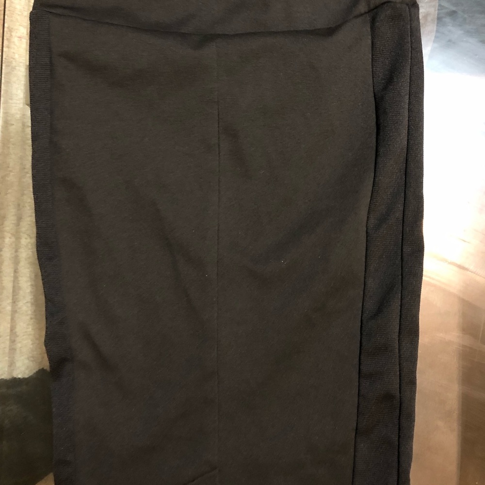 Fitted black skirt